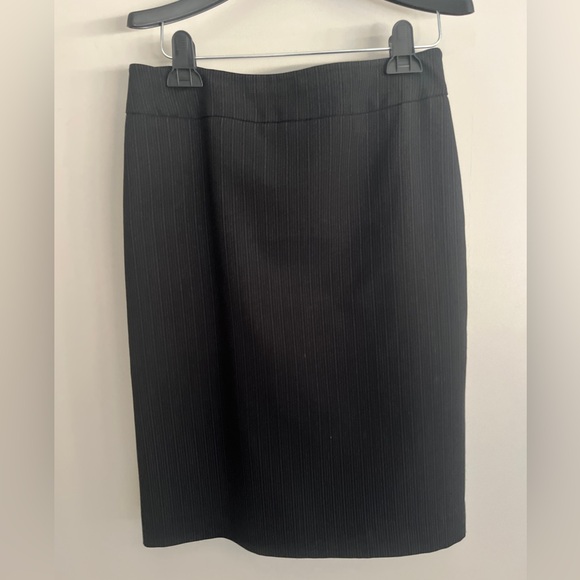 Tahari Women’s Black Pinstripe Skirt Suit | Size 4 | Perfect Condition - Picture 6 of 9